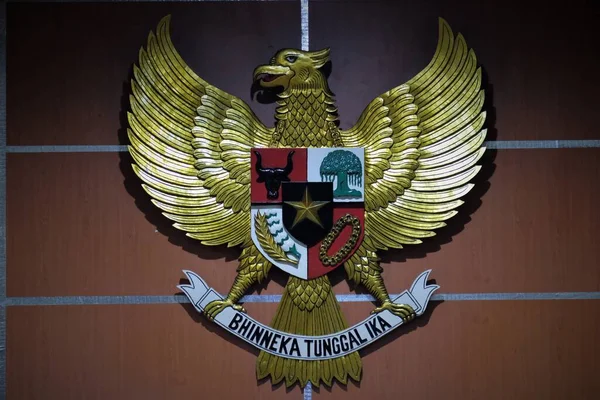 Kolaka-Endonezya-28 Eylül 2020: Kolaka parlamento binasına Garuda Pancasila heykeli dikildi
