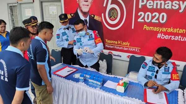 Kolaka, Endonezya-11 Eylül 2020: Uyuşturucu tespiti için idrar testi yapılan Kolaka Gözaltı Merkezi 'ndeki mahkumlar