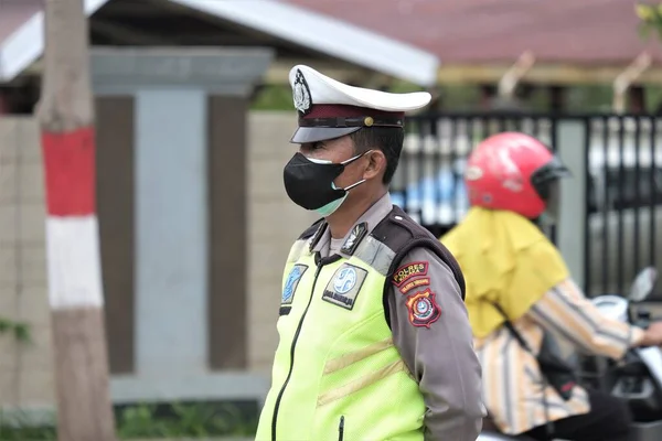 Kolaka Indonesia Septiembre 2021 Policía Usa Máscaras Área Pública —  Fotos de Stock