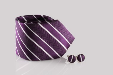 Mor kravat ile kol düğmeleri