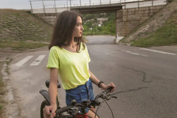 Cycling Out Town Young Girl Driving Her Bike — Stock Photo, Image