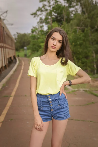Ein Foto Von Attraktiven Mädchen Kurzen Hosen Und Einem Gelben — Stockfoto