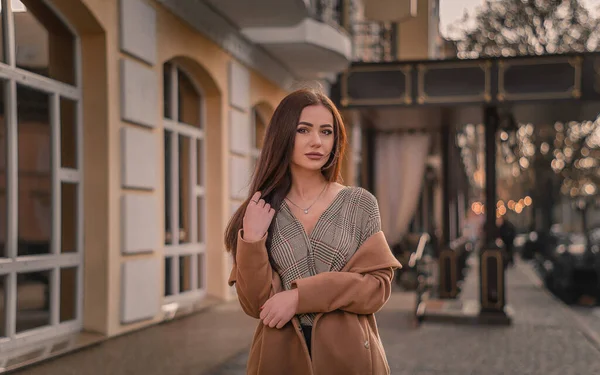 Girl Wearing Brown Coat Standing Entrance Hotel Building — Stock Photo, Image