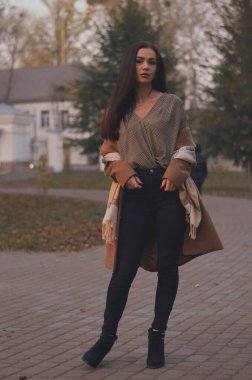 Akşama bir sonbahar parkında genç bir esmer vuruldu.. 