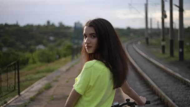 Flicka Med Cykel Närbild Liten Video Promenader Med Flicka Först — Stockvideo