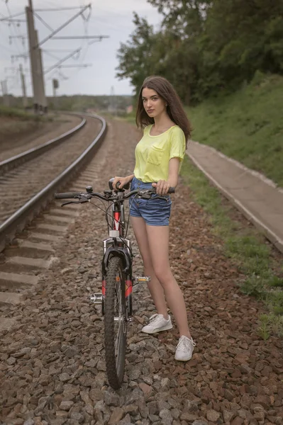 Een Mooie Brunette Meisje Poseert Met Haar Mountainbike — Stockfoto