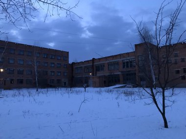 Teknik okulun kış binaları. Tuğla binalar, içerideki ışıklar kapalı..