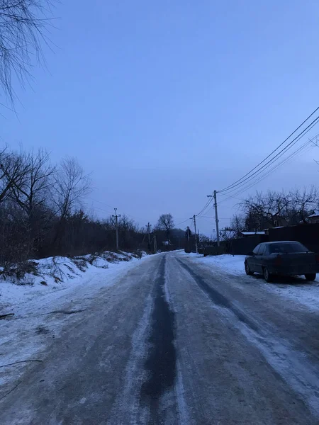 Sovyet sonrası şehirlerde kışın tipik özel sektör. Yol evlerden geçiyor, arabalar yolun kenarına park edilmiş..