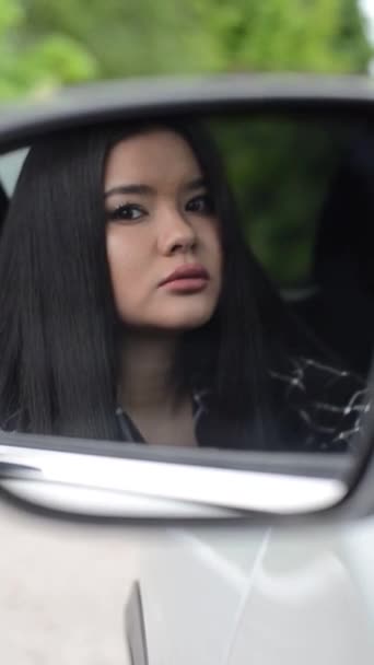 Ένα Κορίτσι Κοιτάζει Τον Καθρέφτη Του Αυτοκινήτου Μια Νεαρή Κοπέλα — Αρχείο Βίντεο