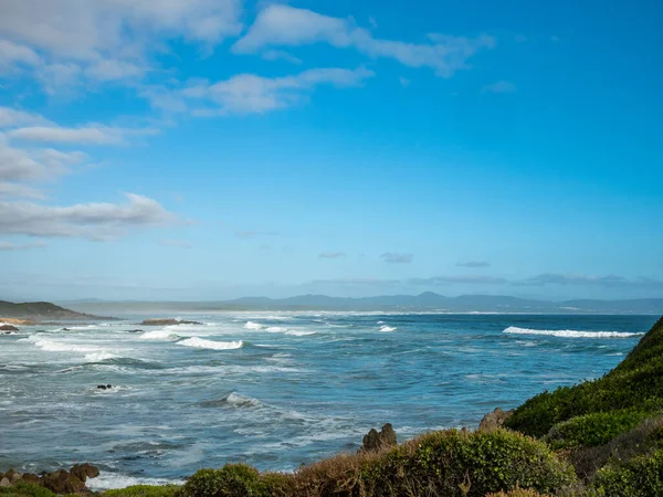 Walker Körfezi 'nin karşısındaki Skulpiesbaai' den görüntü. Hermanus. Balina Sahili. Overberg. Batı Burnu. Güney Afrika