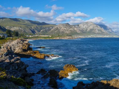 Arka planda Kleinrivier Dağları olan Roman Kayası 'ndan Grotto Sahili' ne doğru manzara. Hermanus. Balina Sahili. Overberg. Batı Burnu. Güney Afrika