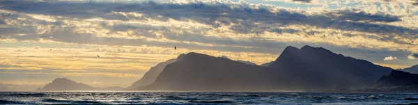 Zonsondergang Uitzicht Het Kogelberg Gebergte Vanaf Botrivier Botriver Monding Walviskust — Stockfoto