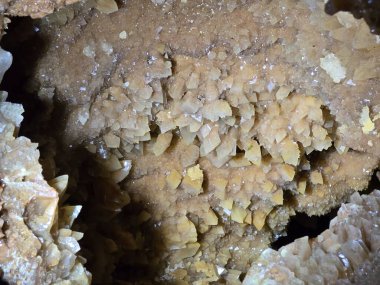 Siyah zemin üzerinde kalsit kristalleri olan makro mineral taşı