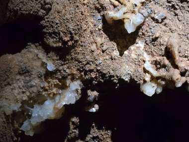 Bir mağaranın içindeki kalsit kristallerini kapatın.
