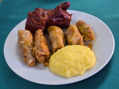 Romanya 'nın geleneksel yemekleri - lahana ruloları