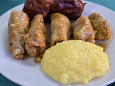 Romanya 'nın geleneksel yemekleri - lahana ruloları