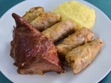 Romanya 'nın geleneksel yemekleri - lahana ruloları