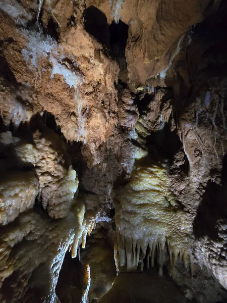 Kalsit kristalleriyle dolu bir mağaranın içi.