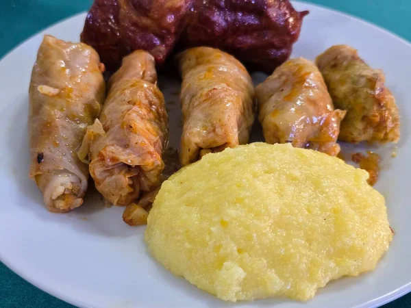 Romanya 'nın geleneksel yemekleri - lahana ruloları