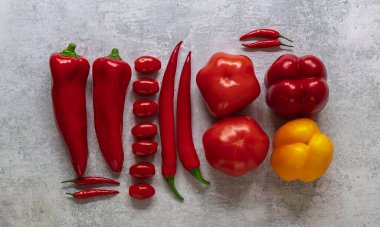 Knolling tarzı çiğ sebzeler gri arka planda. Hasat, olgun gıda konsepti. 