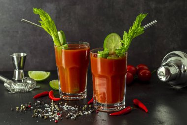 Domatesli Bloody Mary kokteyli taze kereviz, turşu, zeytin ve limonlu..