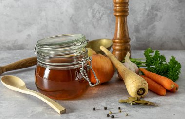 Malzemeli ev yapımı sığır eti çorbası. Mineraller ve vitaminler, amino asitler ve gerekli yağ asitleri gibi sağlıklı besinler içerir..