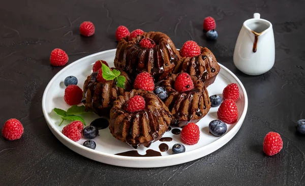 Çikolatalı mini çikolatalı kek ve taze ahududu ve yabanmersini..