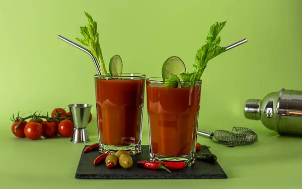 Pohled Shora Koktejlový Nápoj Bloody Mary Čerstvým Celerem Nakládanými Okurkami — Stock fotografie