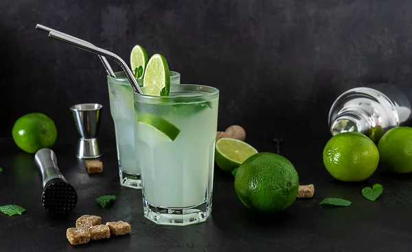 Zwei Gläser Erfrischenden Alkohol Minze Cocktail Mojito Mit Rum Und — Stockfoto