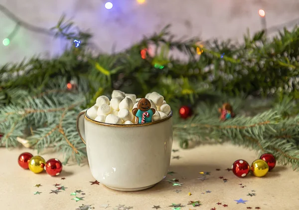 Gingerman Kubku Gorącym Kakao Pianką Świąteczne Dekoracje Niewyraźne Gałęzie Choinki — Zdjęcie stockowe