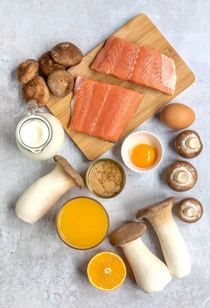 D vitamini, ton balığı, mantar, somon, yumurta, süt ve portakal suyu açısından zengin ürünlerle dikey bileşim - büyük D vitamini kaynakları..