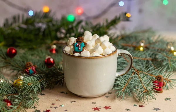 Ein Lebkuchenmann Becher Mit Heißem Kakao Und Eibisch Weihnachtsschmuck Und — Stockfoto