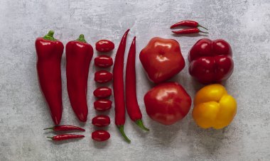 Knolling tarzı çiğ sebzeler gri arka planda. Hasat, olgun gıda konsepti. 
