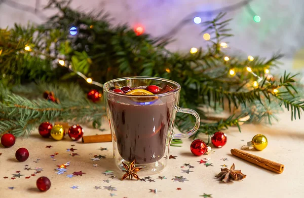 Copo Com Vinho Quente Decorações Natal — Fotografia de Stock