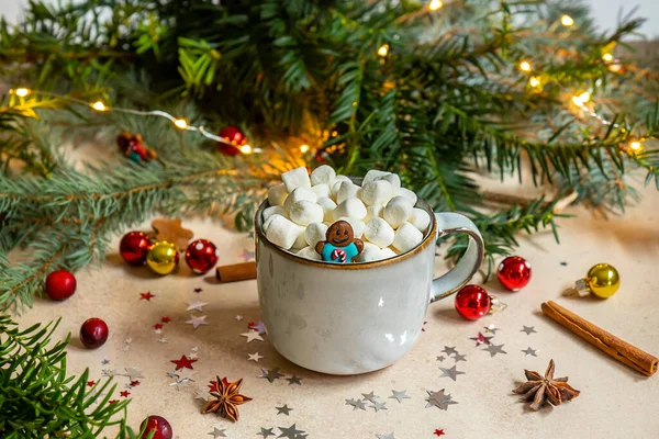 Gingerman de Natal em uma caneca com cacau quente e marshmallow. — Fotografia de Stock