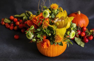 Balkabağı, çiçek ve dekordan sonbahar ikebana. Sonbahar renkleri, durgun yaşam konsepti.