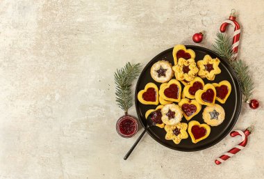 Geleneksel Avusturya Noel kurabiyeleri - Kırmızı böğürtlen reçeli dolu Linzer bisküvileri