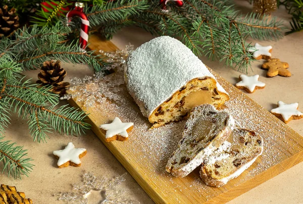 Tradycyjne niemieckie ciasto świąteczne - Marcepan Stollen — Zdjęcie stockowe