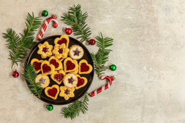 Geleneksel Avusturya Noel kurabiyeleri. Kırmızı böğürtlen reçeli dolu Linzer bisküvileri. Kopyalama alanı olan düz alan.