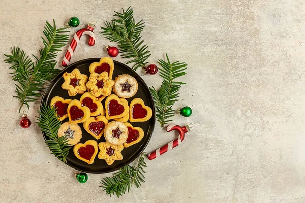 Geleneksel Avusturya Noel kurabiyeleri. Kırmızı böğürtlen reçeli dolu Linzer bisküvileri. Kopyalama alanı olan düz alan.