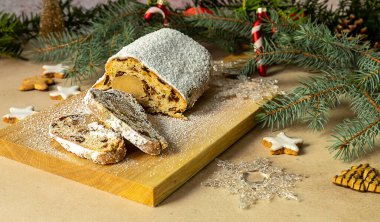 Geleneksel Alman Noel pastası - Marzipan Stollen, kurabiyeler ve tatil süslemeleri.
