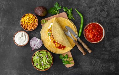 Tortilla dürümü ya da mısır, fasulye, yeşillik ve ev yapımı guacamole ile dürüm. Vejetaryen sağlıklı yemek, Meksika mutfağı.