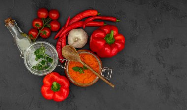 Geleneksel Balkan vejetaryeni Ajvar 'ı yaydı.