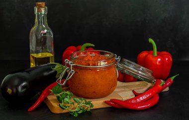 Geleneksel Balkan vejetaryeni Ajvar 'ı yaydı.