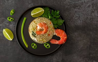 Khao Pad veya karidesli kızarmış pirinç.