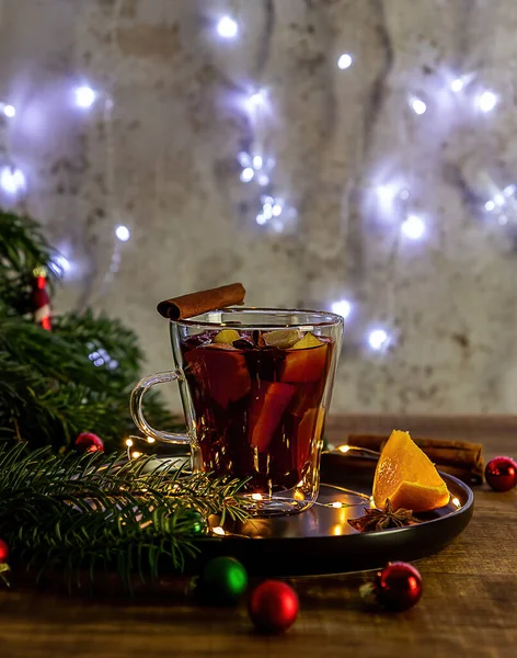 Glas Mit Heißem Glühwein Und Weihnachtsdekoration Vertikale Orientierung — Stockfoto