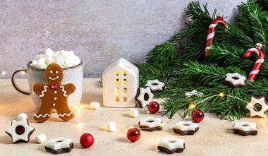  Noel yemeği ve içki konsepti. Zencefilli adam, kurabiyeler ve bir fincan kremalı sıcak çikolata.. 
