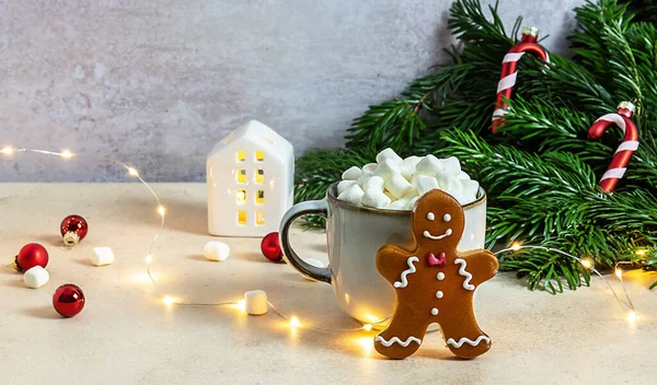 Conceito Comida Bebida Natal Homem Gengibre Biscoitos Uma Xícara Chocolate — Fotografia de Stock