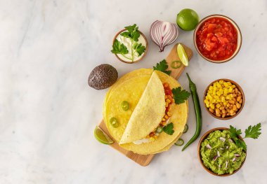 Tortilla dürümü ya da mısır, fasulye, yeşillik ve ev yapımı guacamole ile dürüm. Vejetaryen sağlıklı yiyecekler, Meksika mutfağı. tarif veya metin için boşluk kopyala.