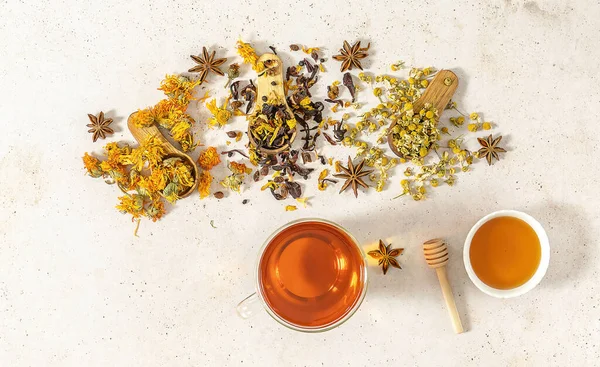 Tasse frisch gebrühtes Obst und Kräutertee mit Honig, Zitrone und Anis. Gesundes Konzept. Trend mit harten Schatten — Stockfoto